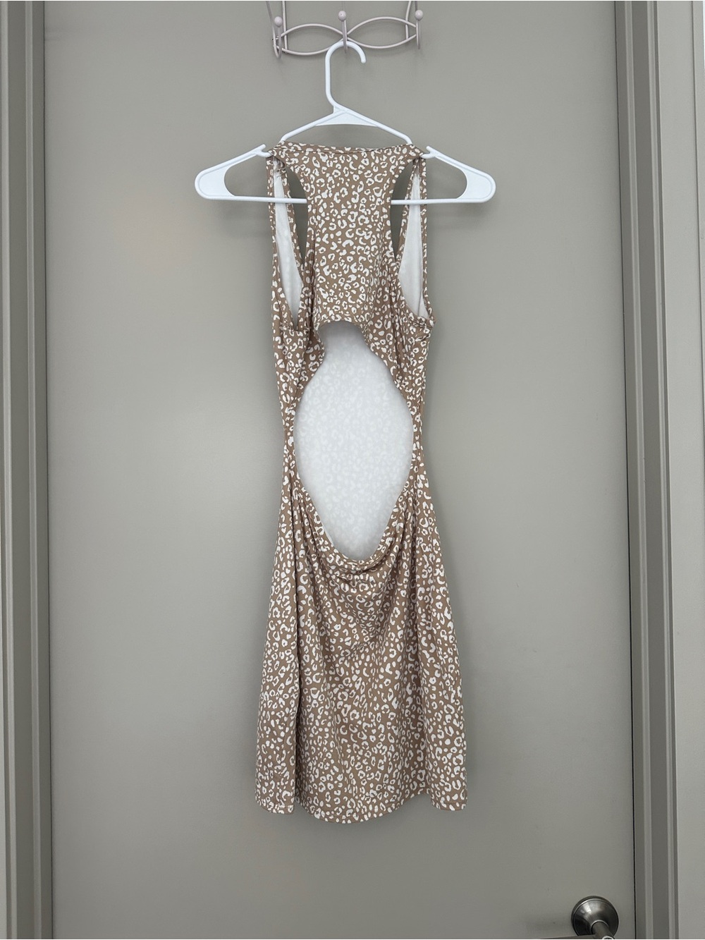 Le Lis Collection tan with white cheetah print pattern open back dress - Picture 4 of 4